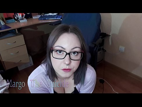 ❤️ Merch Sexy gyda Sbectol Yn Sugno Dildo'n Ddwfn ar y Camera ❤️ Sluts wrthon ni